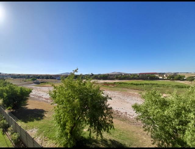 6 BEDROOM APARTMENT FOR SALE IN UITZICHT